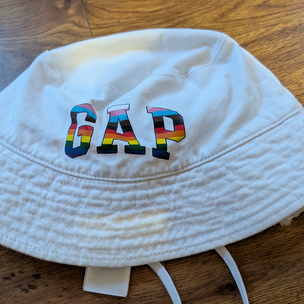GAP White Bucket Hat with Multicolor Logo